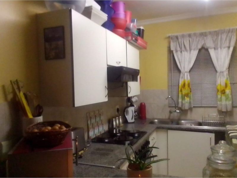 Spacious 2 Bedroom 1st Floor Townhouse - Photo 4