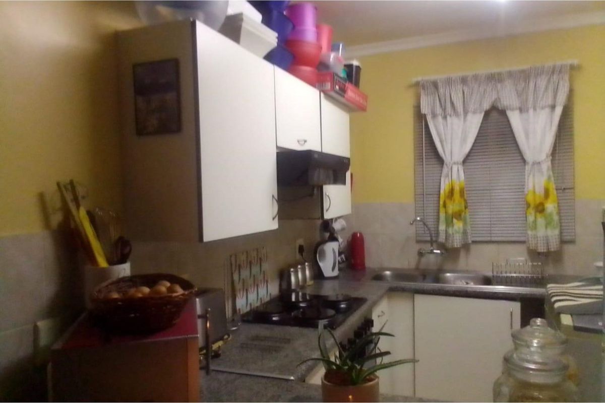 Spacious 2 Bedroom 1st Floor Townhouse - Photo 4