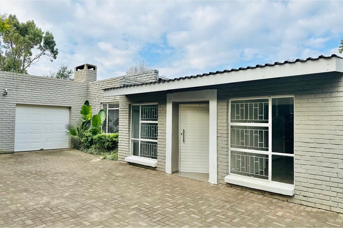 Luxury Living, Serene Surroundings... "sell you soon !" - Photo 3