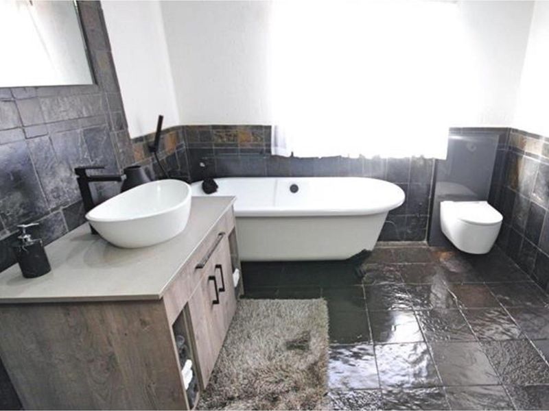 "Luxurious 4-Bed Family Home in Vaalpark Oasis" - Photo 9