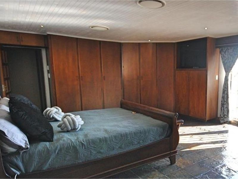 "Luxurious 4-Bed Family Home in Vaalpark Oasis" - Photo 3