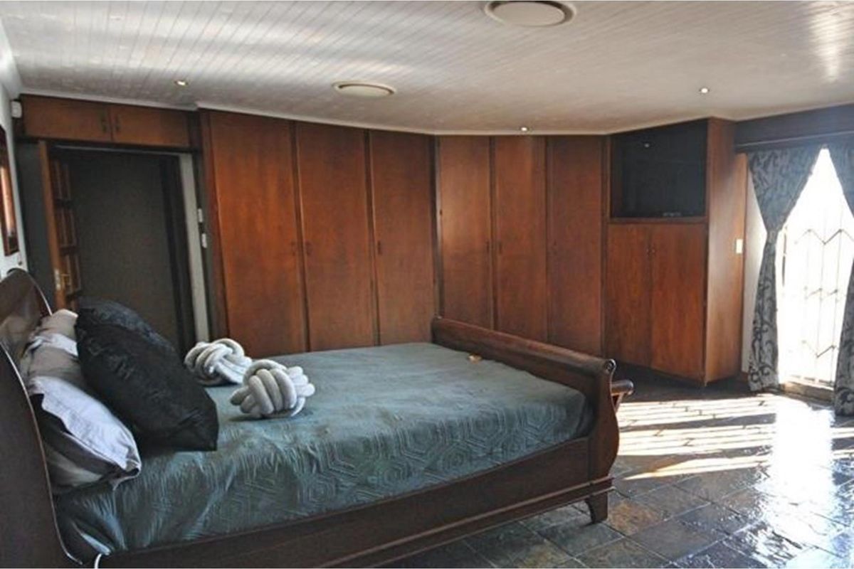 "Luxurious 4-Bed Family Home in Vaalpark Oasis" - Photo 3