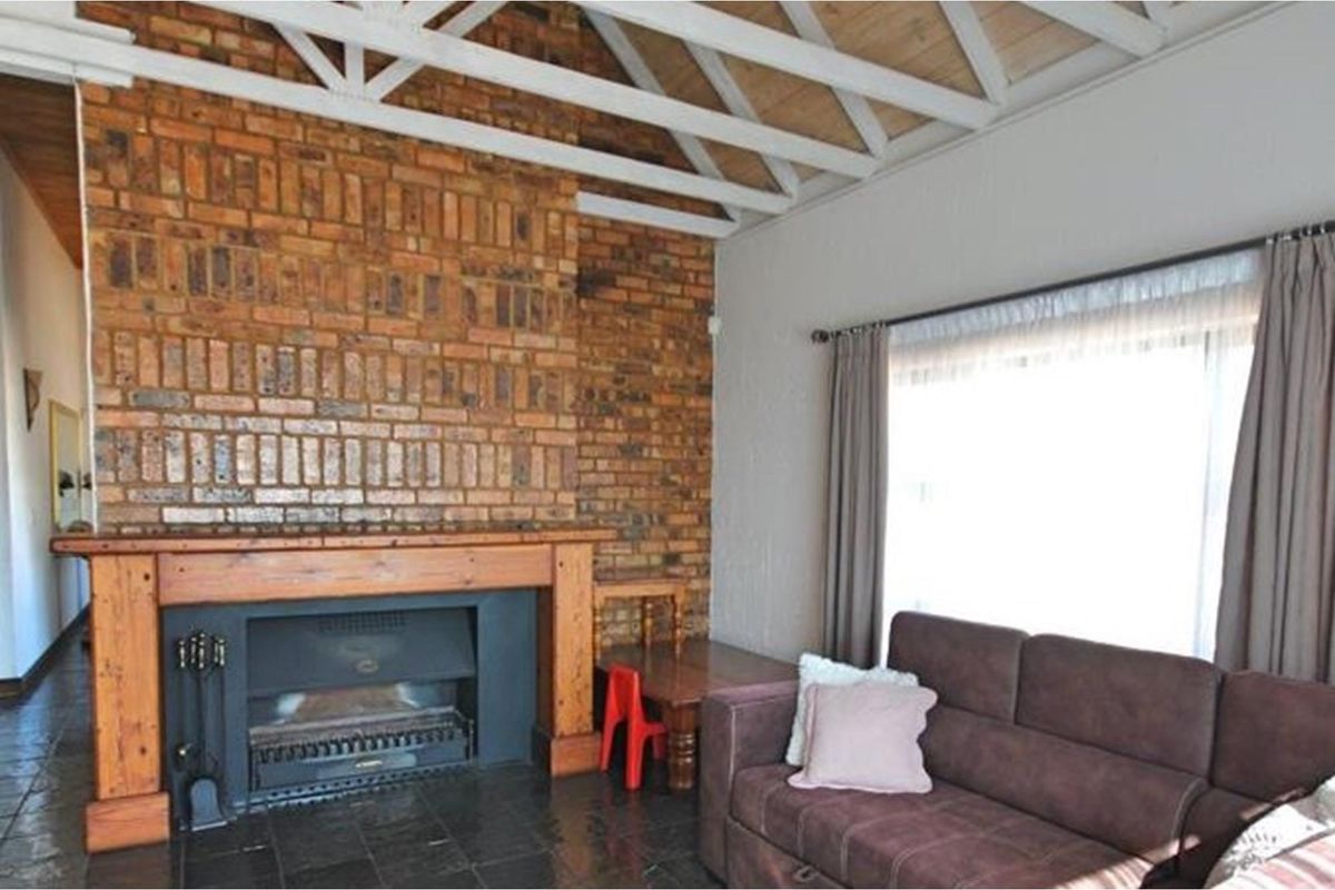 "Luxurious 4-Bed Family Home in Vaalpark Oasis" - Photo 2