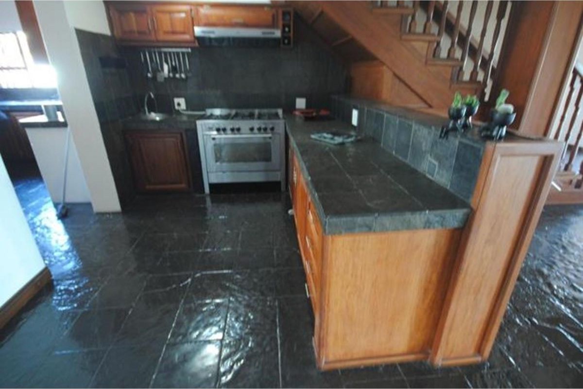 "Luxurious 4-Bed Family Home in Vaalpark Oasis" - Photo 5