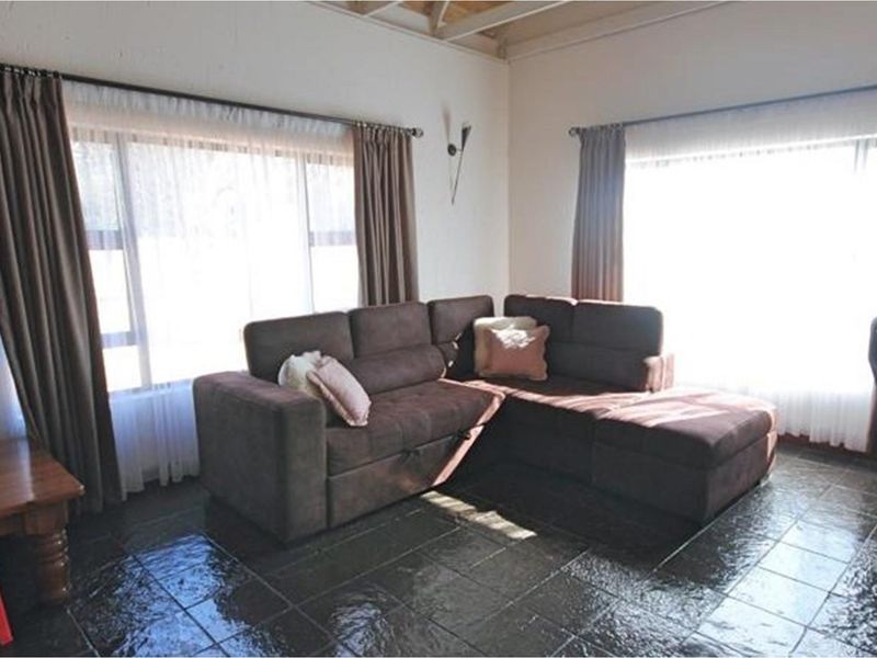 "Luxurious 4-Bed Family Home in Vaalpark Oasis" - Photo 6