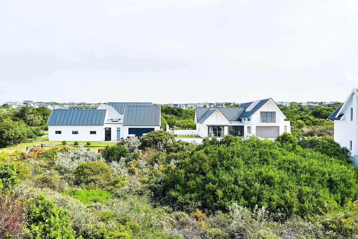 Beautiful Four Bedroom All En-Suite Family Home - Photo 3