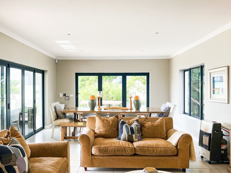 Beautiful Four Bedroom All En-Suite Family Home - Photo 4