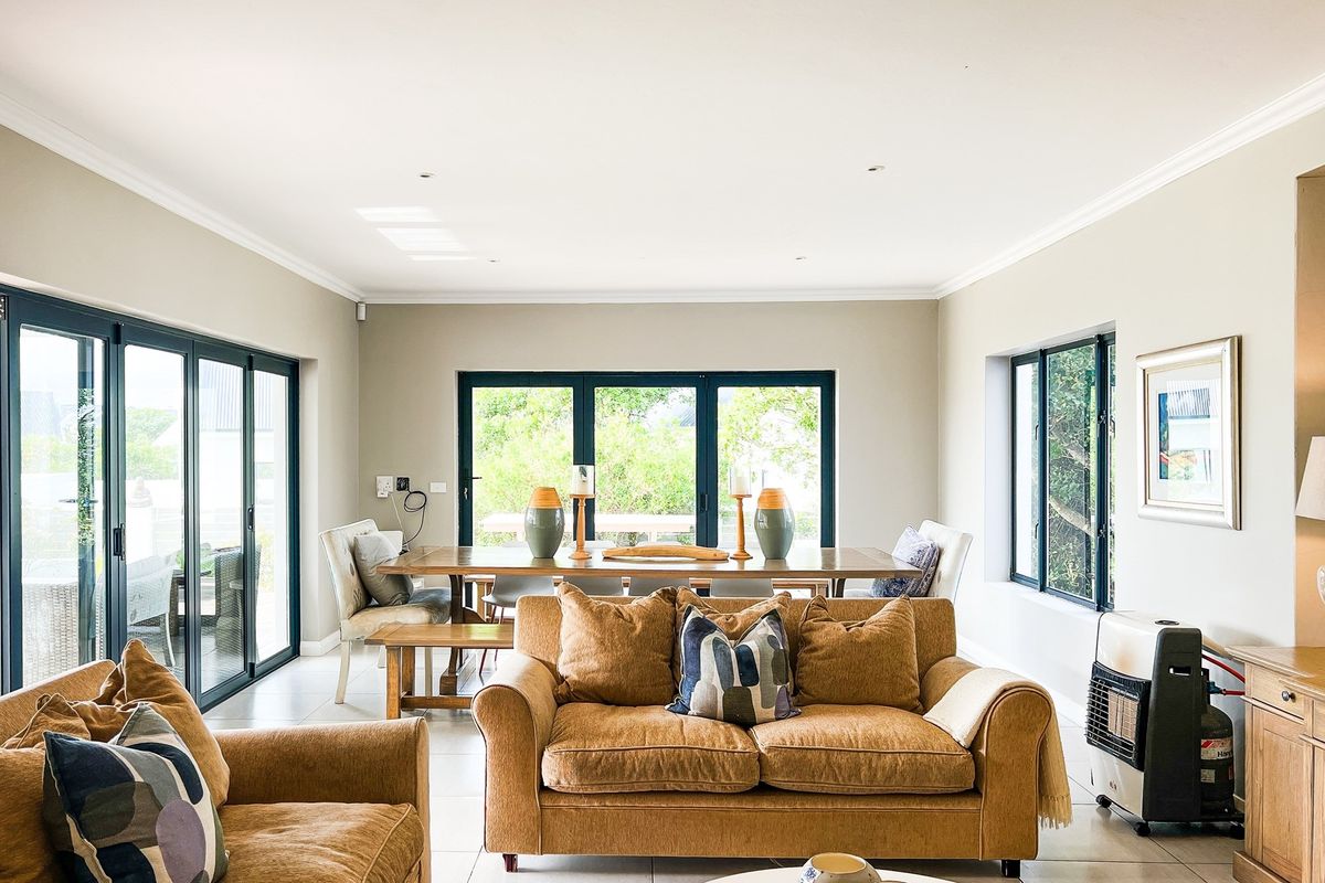 Beautiful Four Bedroom All En-Suite Family Home - Photo 4