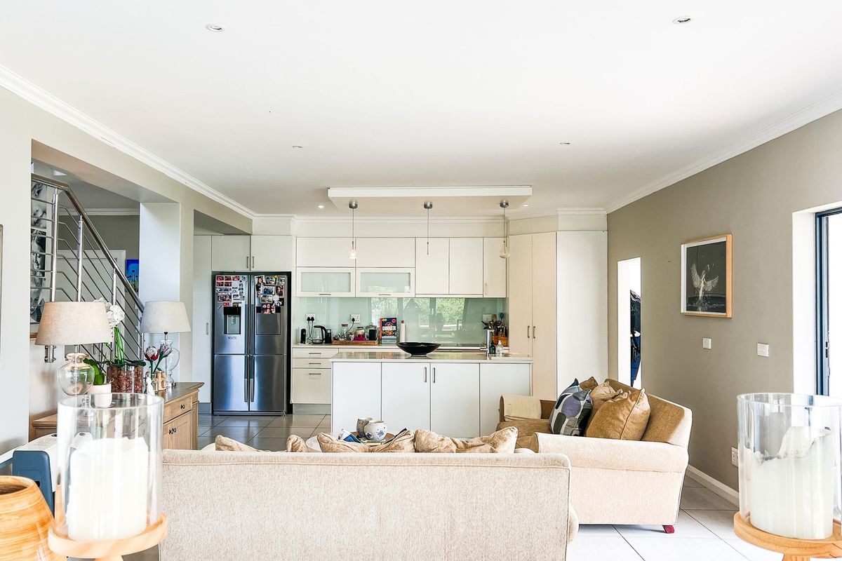 Beautiful Four Bedroom All En-Suite Family Home - Photo 5