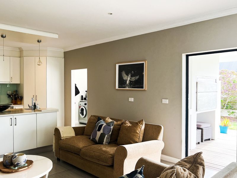 Beautiful Four Bedroom All En-Suite Family Home - Photo 10