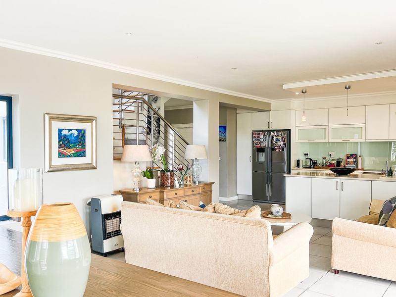 Beautiful Four Bedroom All En-Suite Family Home - Photo 6