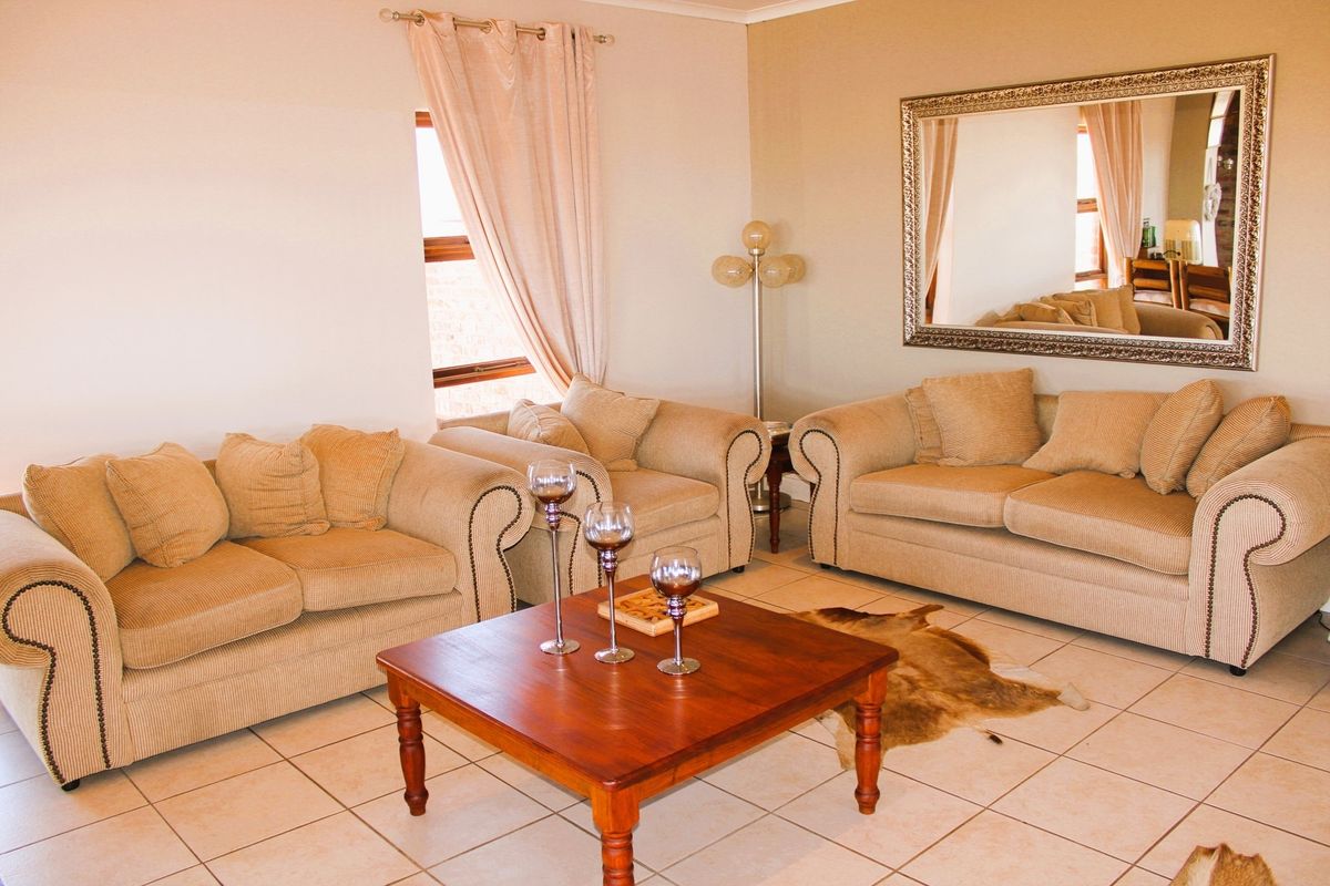 SPACIOUS FAMILY HOME IN BLUEWATER BAY - Photo 3