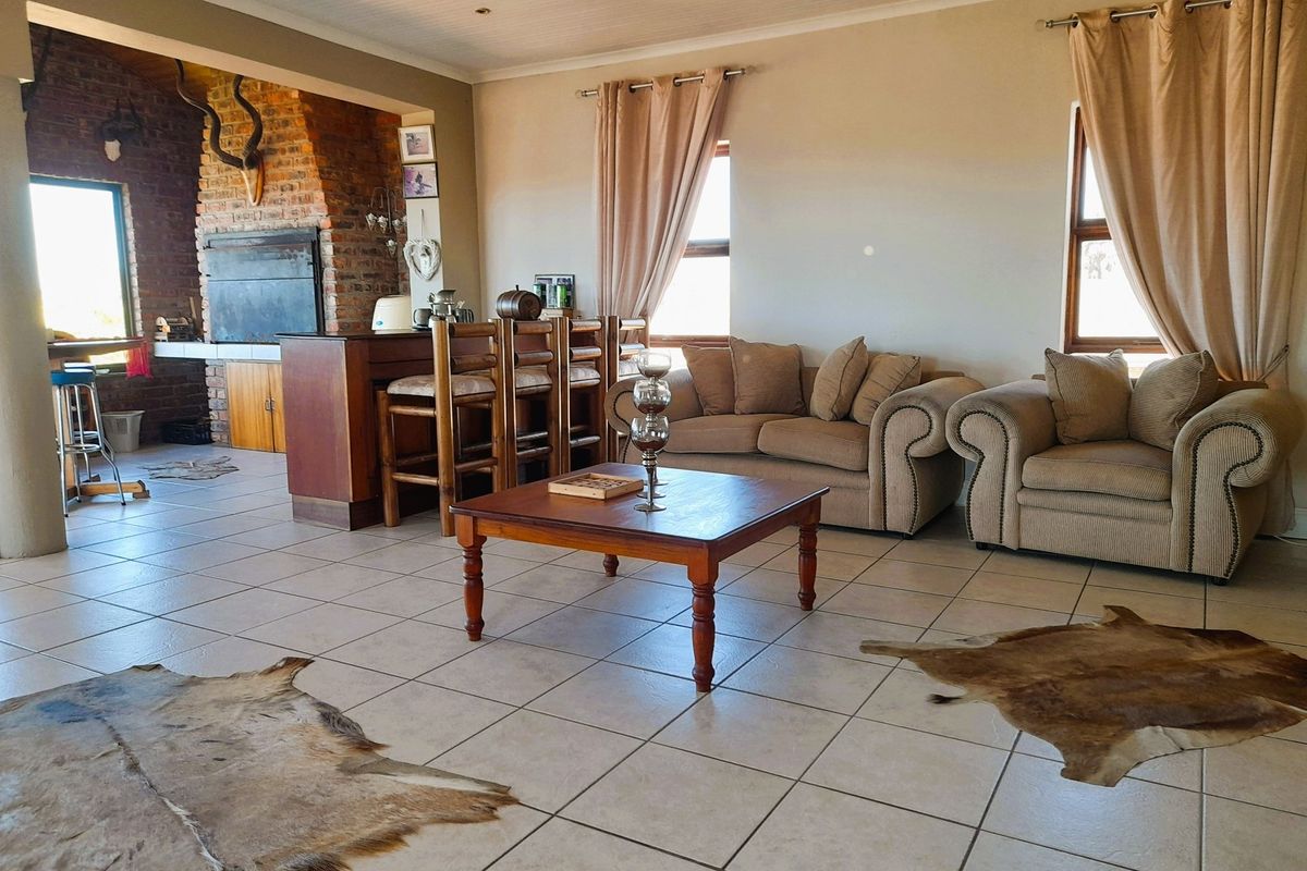 SPACIOUS FAMILY HOME IN BLUEWATER BAY - Photo 2
