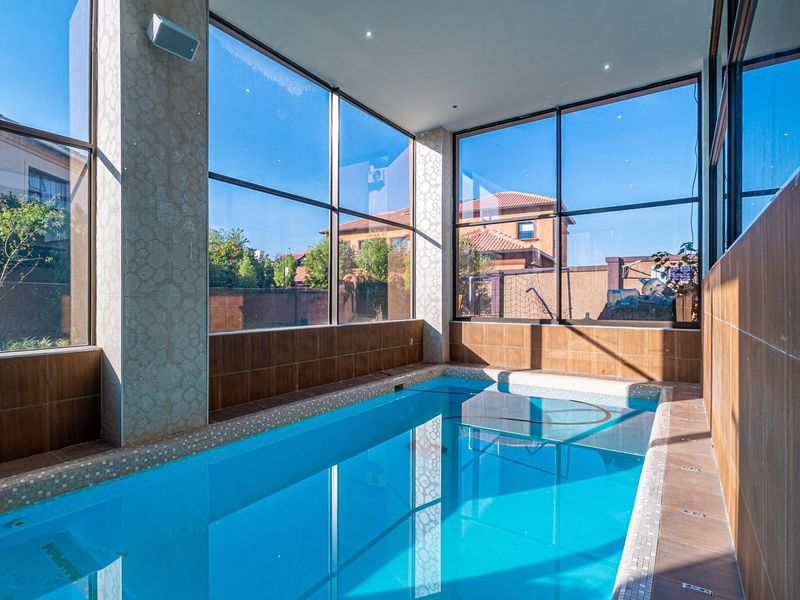 Luxury 6 Bedroom Modern Home - Photo 3