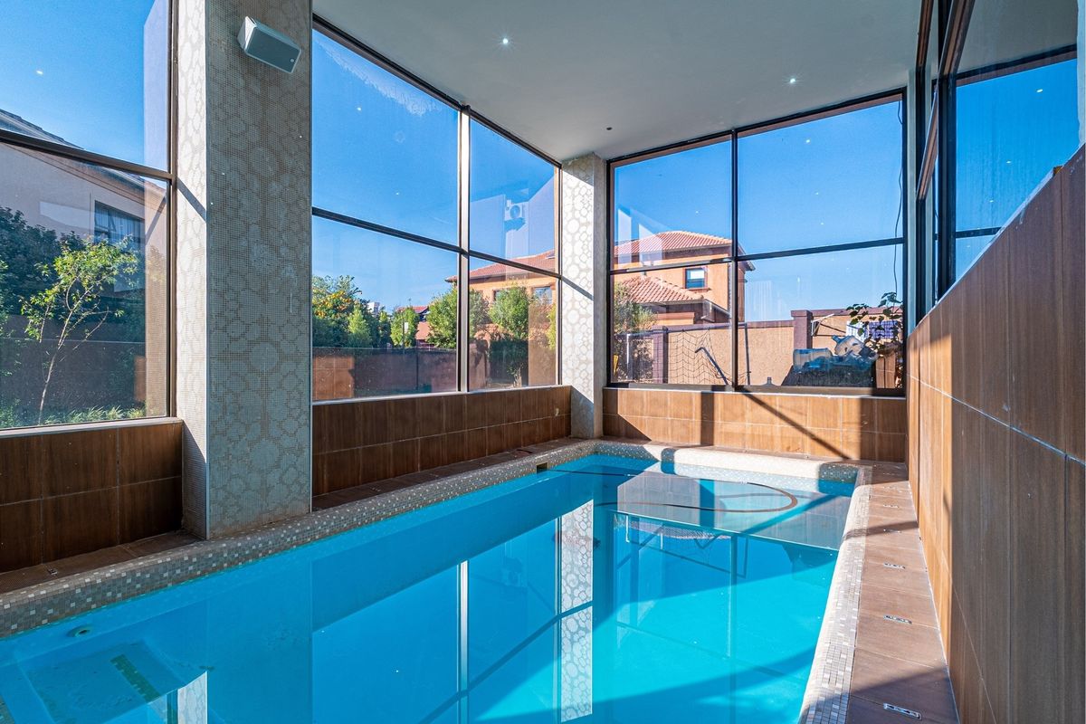 Luxury 6 Bedroom Modern Home - Photo 3