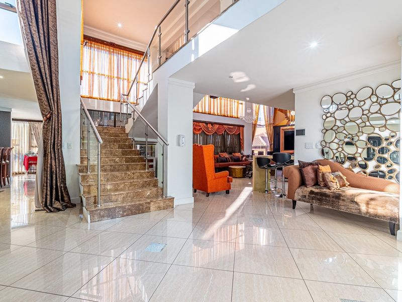 Luxury 6 Bedroom Modern Home - Photo 4