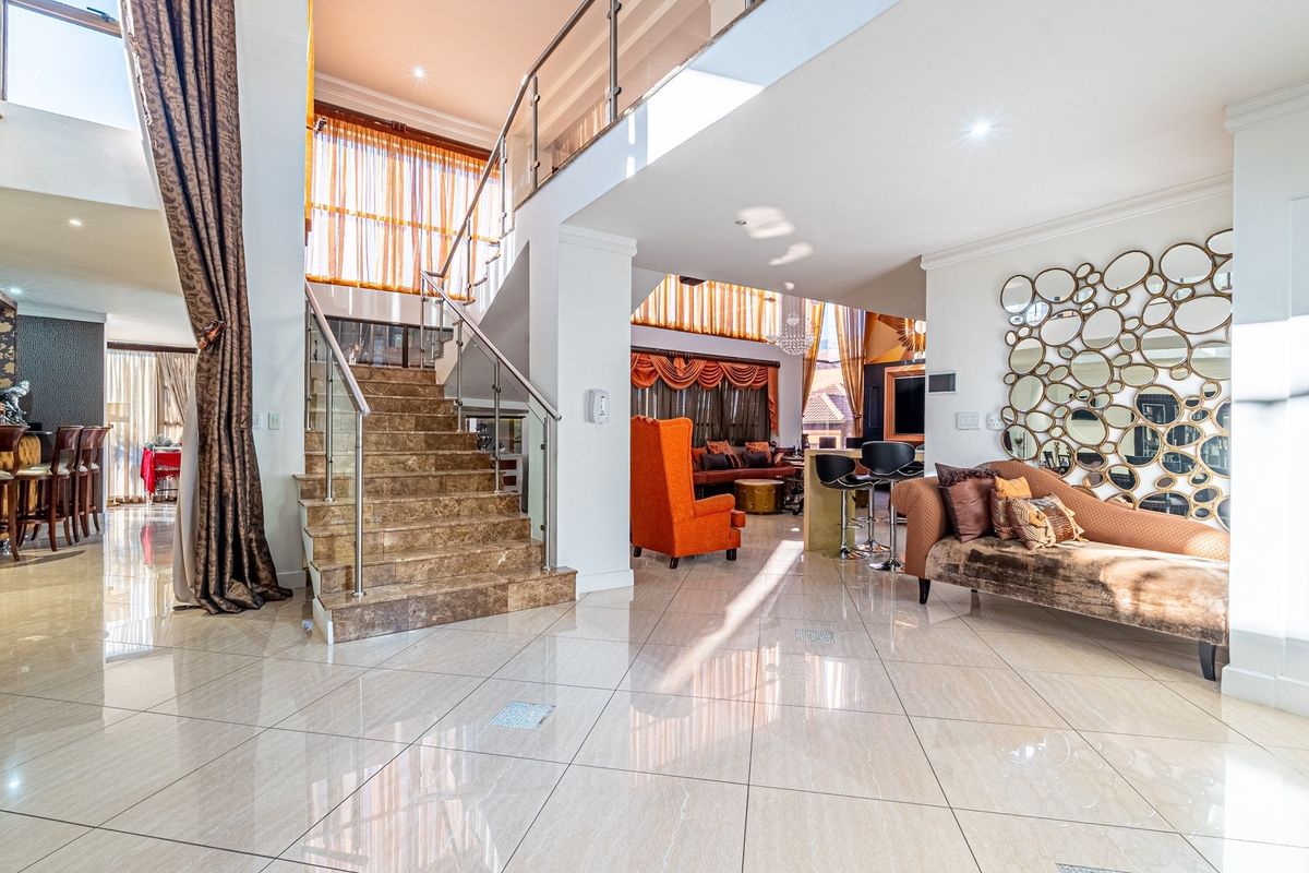 Luxury 6 Bedroom Modern Home - Photo 4