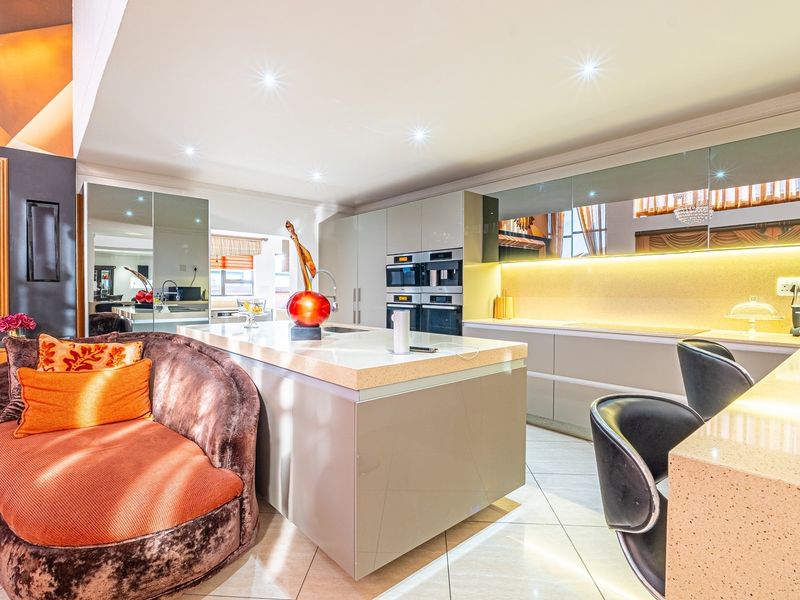 Luxury 6 Bedroom Modern Home - Photo 10