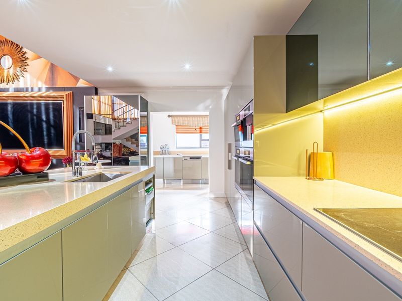 Luxury 6 Bedroom Modern Home - Photo 9