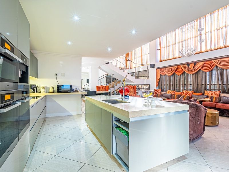 Luxury 6 Bedroom Modern Home - Photo 8