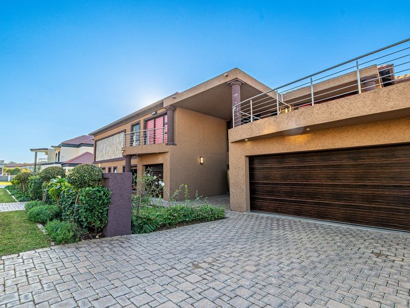 Luxury 6 Bedroom Modern Home - Photo 2