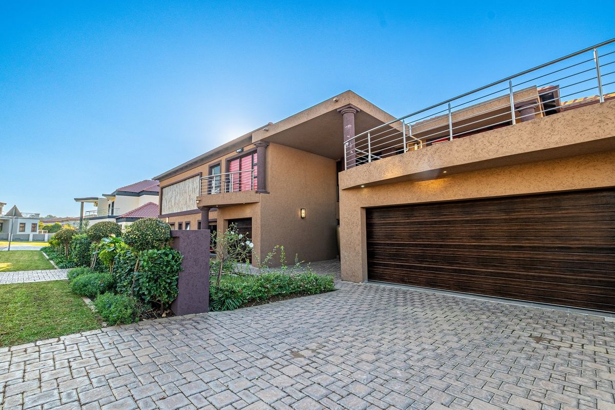 Luxury 6 Bedroom Modern Home - Photo 2