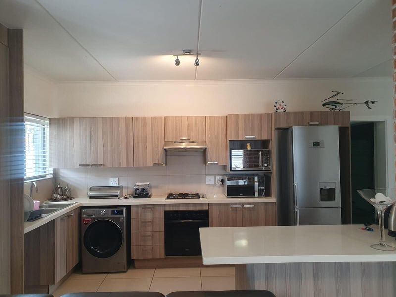 "Modern Luxury 3bed Home, Complete with Solar, for Sale in Broadacres'' - Photo 3