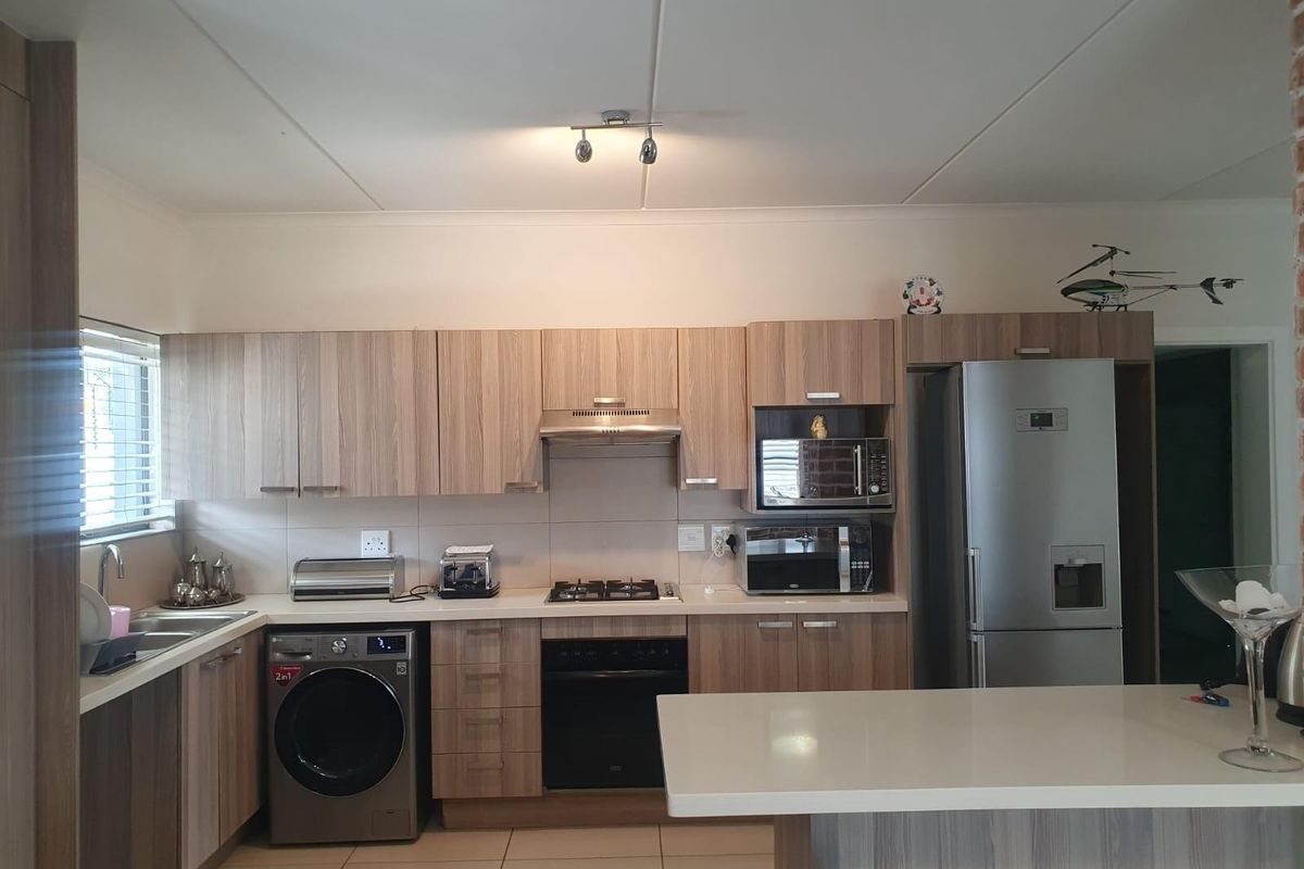 "Modern Luxury 3bed Home, Complete with Solar, for Sale in Broadacres'' - Photo 3