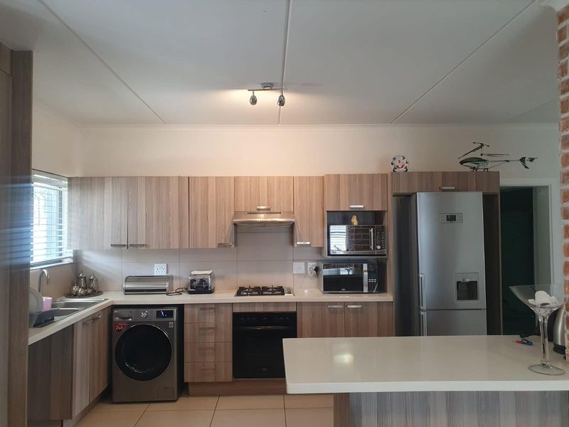 "Modern Luxury 3bed Home, Complete with Solar, for Sale in Broadacres'' - Photo 2