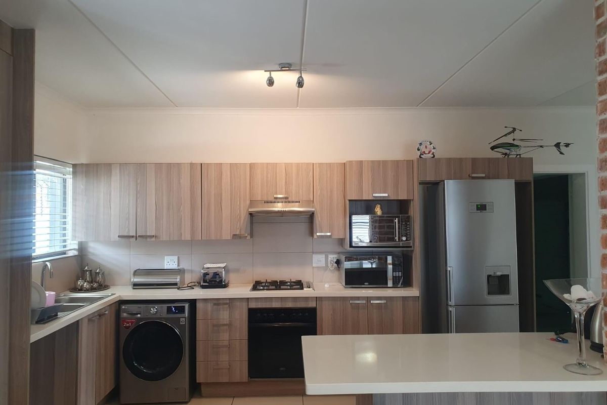 "Modern Luxury 3bed Home, Complete with Solar, for Sale in Broadacres'' - Photo 2