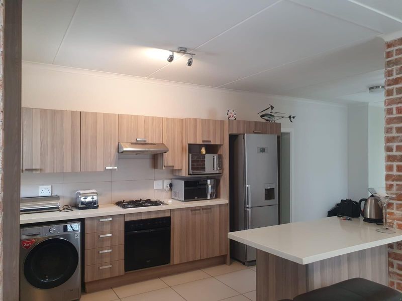 "Modern Luxury 3bed Home, Complete with Solar, for Sale in Broadacres'' - Photo 4