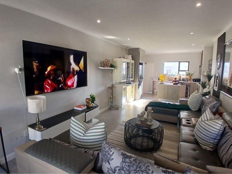 Stunning Top-Floor 2-Bedroom 2-bathroom top Unit for Sale - Photo 3