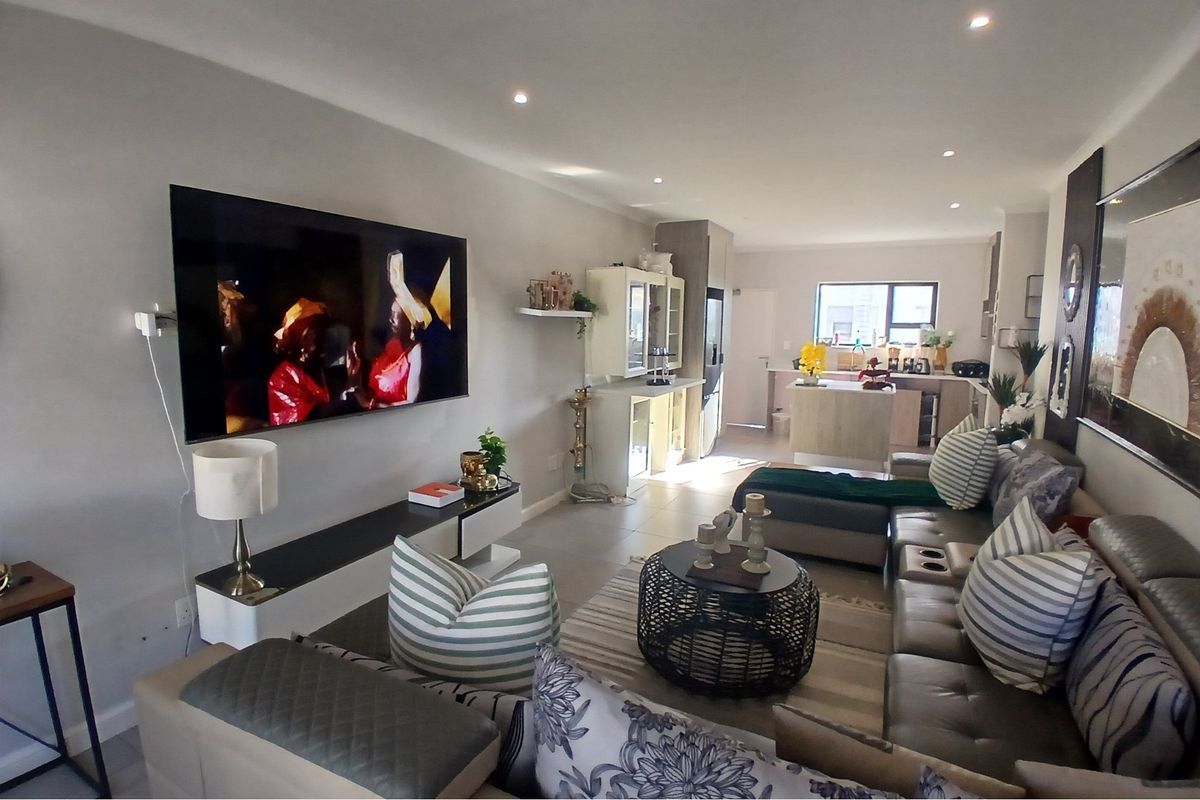 Stunning Top-Floor 2-Bedroom 2-bathroom top Unit for Sale - Photo 3