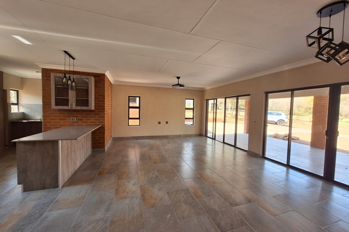 Kranspoort - Brand New 4-Bedroom on Rare Flat Stand! - Photo 5