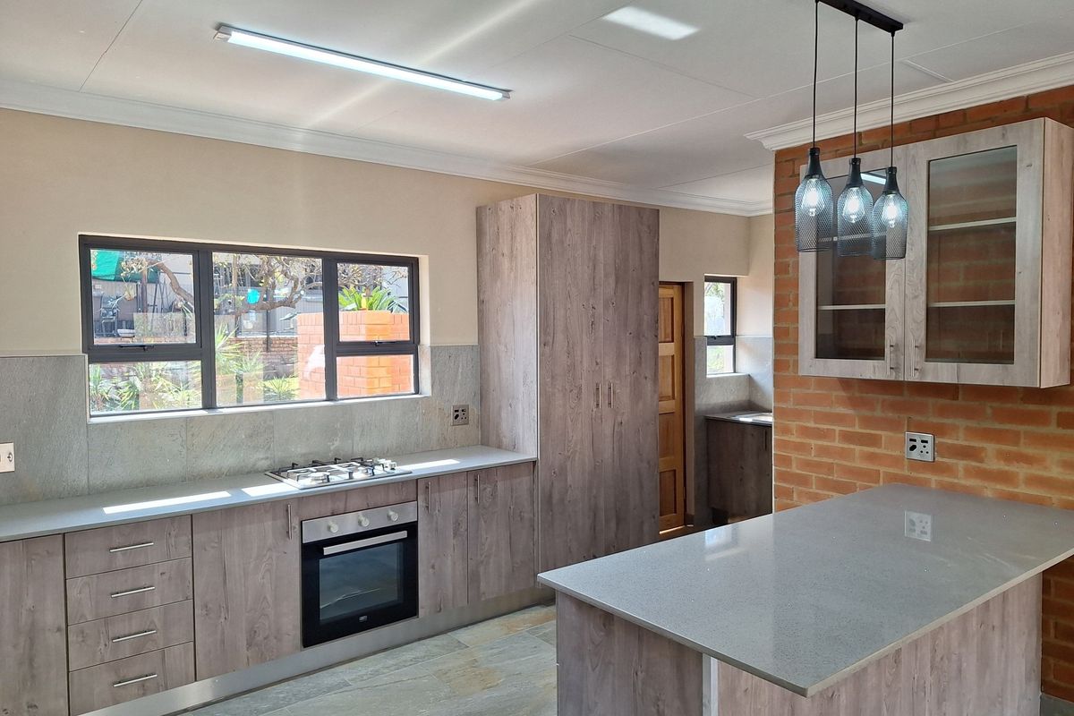 Kranspoort - Brand New 4-Bedroom on Rare Flat Stand! - Photo 4