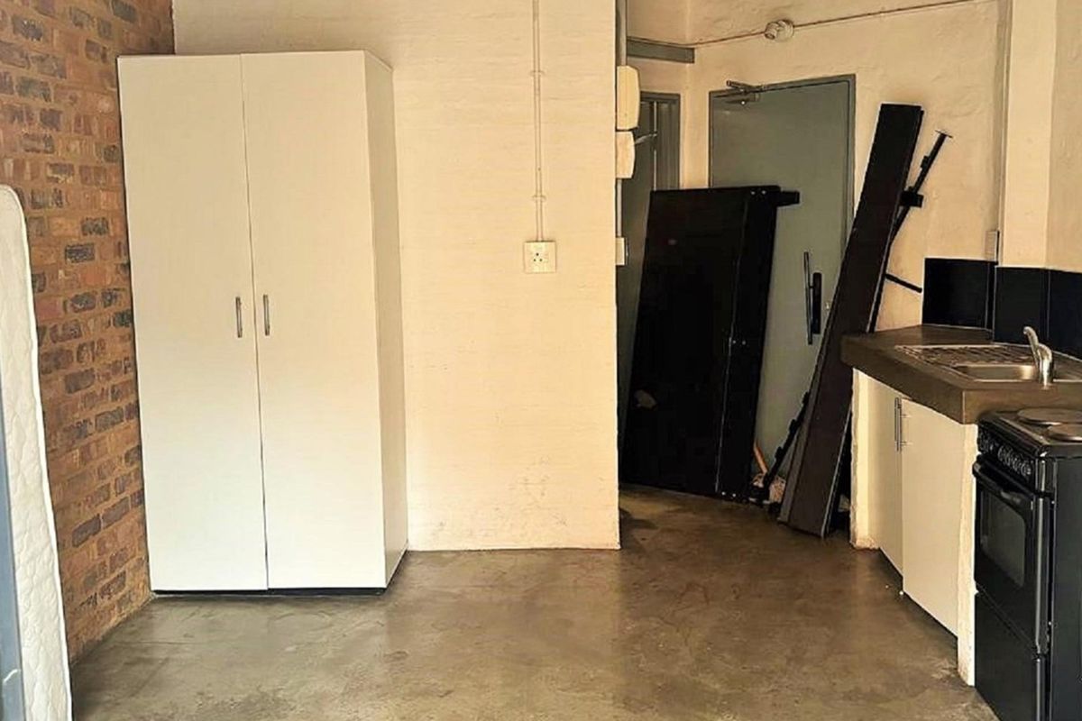🏙️ Chic Bachelor Apartment in Trendy Downtown Johannesburg | Ideal Airbnb Investment - Photo 4