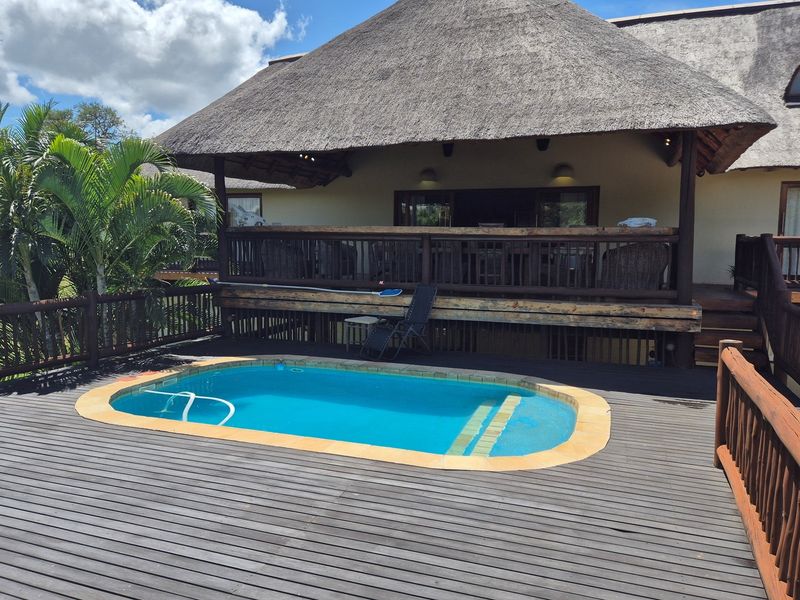 Luxurious Thatch Roof, Bushveld Home in Blyde Wildlife Estate, Hoedspruit. EXCELLENT VALUE - Photo 3