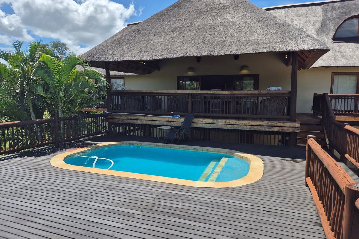 Luxurious Thatch Roof, Bushveld Home in Blyde Wildlife Estate, Hoedspruit. EXCELLENT VALUE - Photo 3