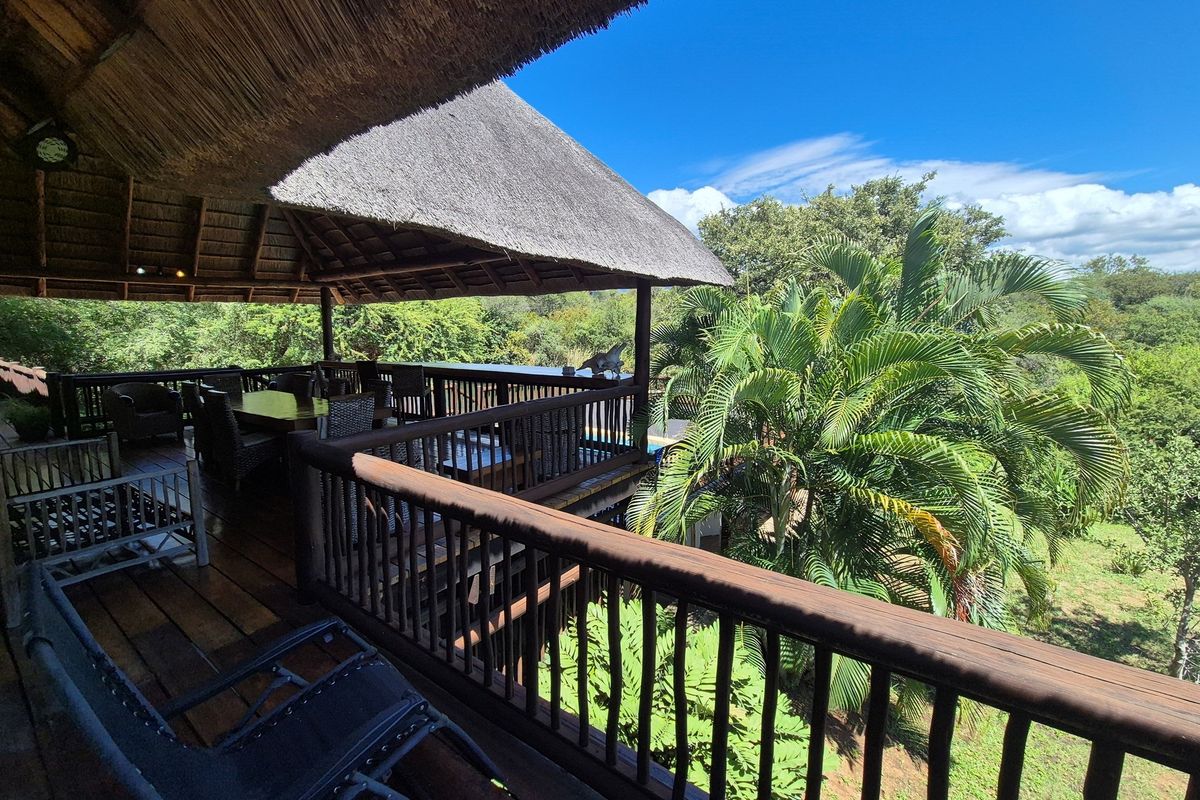 Luxurious Thatch Roof, Bushveld Home in Blyde Wildlife Estate, Hoedspruit. EXCELLENT VALUE - Photo 2