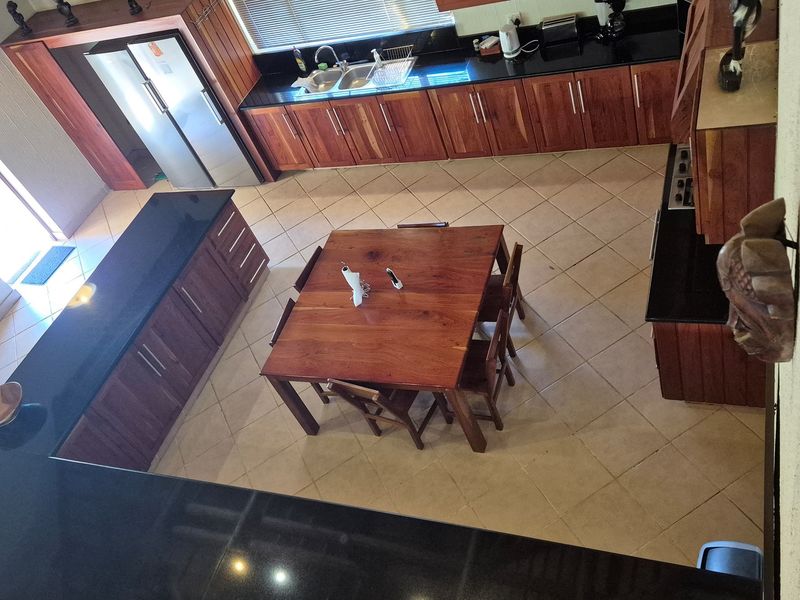 Luxurious Thatch Roof, Bushveld Home in Blyde Wildlife Estate, Hoedspruit. EXCELLENT VALUE - Photo 10