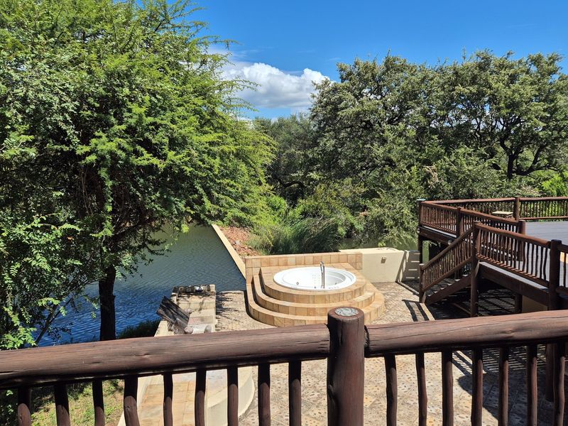 Luxurious Thatch Roof, Bushveld Home in Blyde Wildlife Estate, Hoedspruit. EXCELLENT VALUE - Photo 1