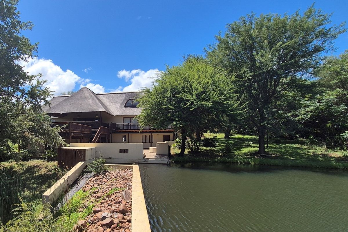 Luxurious Thatch Roof, Bushveld Home in Blyde Wildlife Estate, Hoedspruit. EXCELLENT VALUE - Photo 3