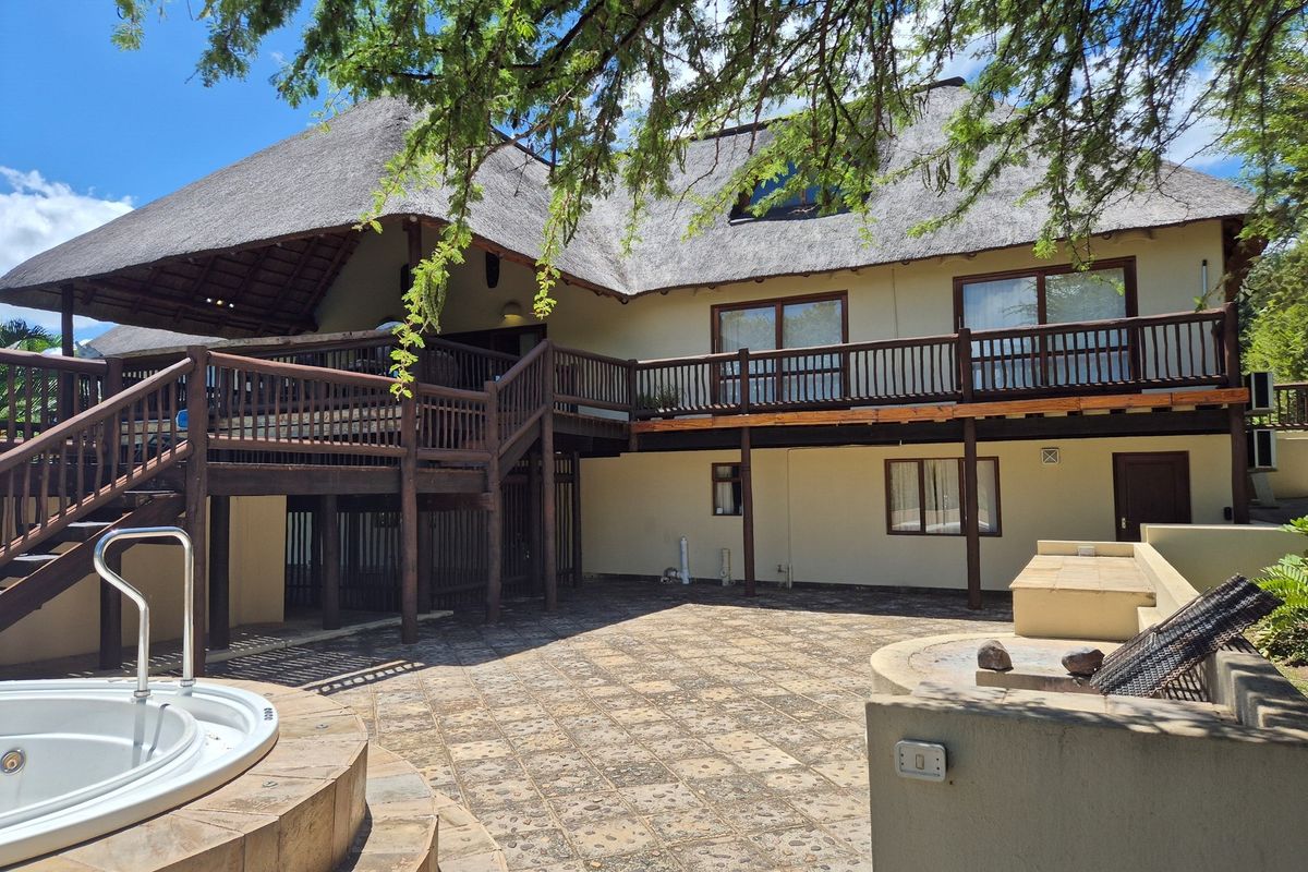 Luxurious Thatch Roof, Bushveld Home in Blyde Wildlife Estate, Hoedspruit. EXCELLENT VALUE - Photo 2