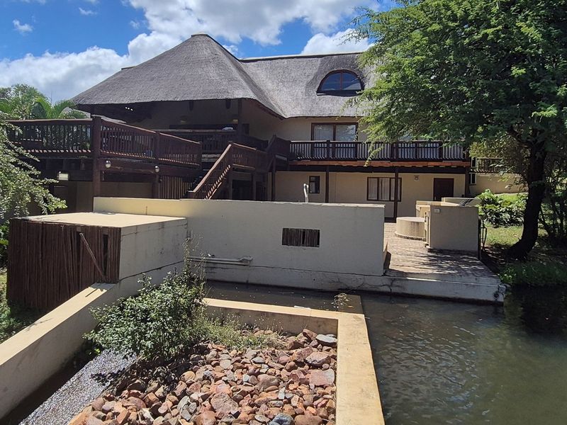 Luxurious Thatch Roof, Bushveld Home in Blyde Wildlife Estate, Hoedspruit. EXCELLENT VALUE - Photo 7
