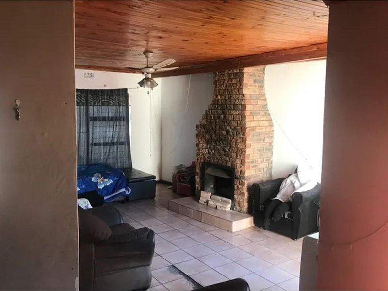 166 sqm 3 bed house on 461 sqm erf with pool in Northpine - Photo 7