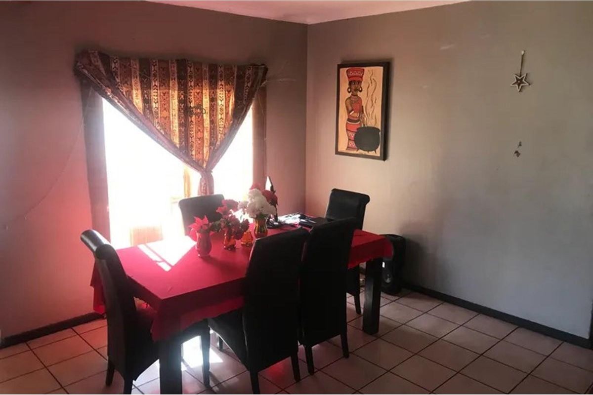 166 sqm 3 bed house on 461 sqm erf with pool in Northpine - Photo 5