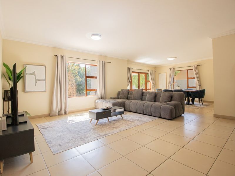 Spacious Family Home in Fourways w/ Staff accommodation  Ideal Location - Photo 8