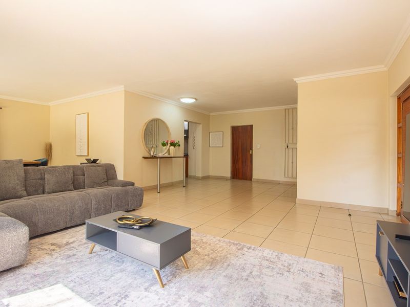 Spacious Family Home in Fourways w/ Staff accommodation  Ideal Location - Photo 7