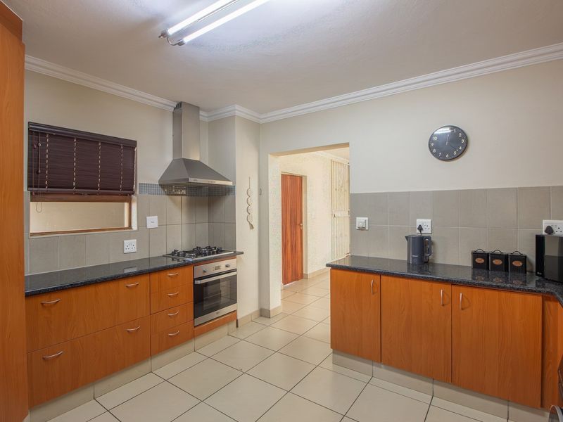 Spacious Family Home in Fourways w/ Staff accommodation  Ideal Location - Photo 4