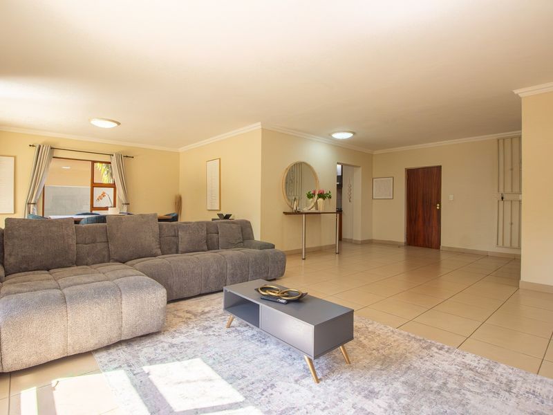 Spacious Family Home in Fourways w/ Staff accommodation  Ideal Location - Photo 10